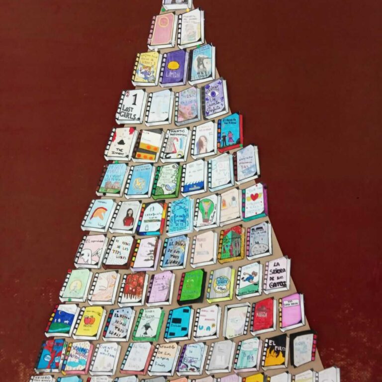 LA BIBLIOTECA PRESENTA SU PARTICULAR ÁRBOL DE NAVIDAD