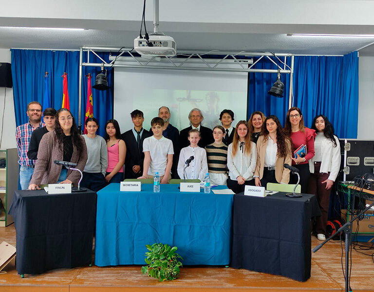 LOS ALUMNOS MEDIADORES REPRESENTAN UN JUICIO DE MENORES EN EL IES MANUEL TÁRRAGA
